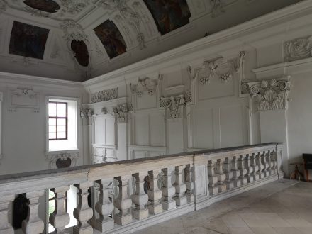 Barokní kaple s nádherným štukováním a freskami.