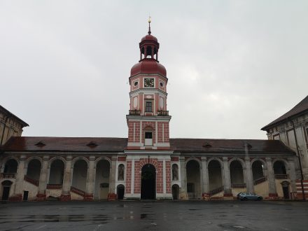 Pohled na zámeckou věž a arkády.