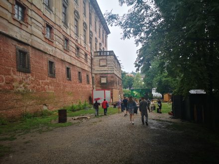 Kromě toho zde byl také rodový archiv a muzeum s cennými sbírkami, slavná roudnická sbírka obrazů, která spojovala rožumberskou, pernštejnskou a lobkowickou obrazárnu se souborem portrétů jak středoevropských, tak i nizozemských a španělských autorů.